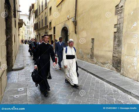 sacerdote con sotana en la calle como signo público