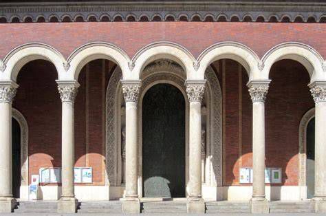 Fassade und Arkaden der Basilika St. Bonifaz