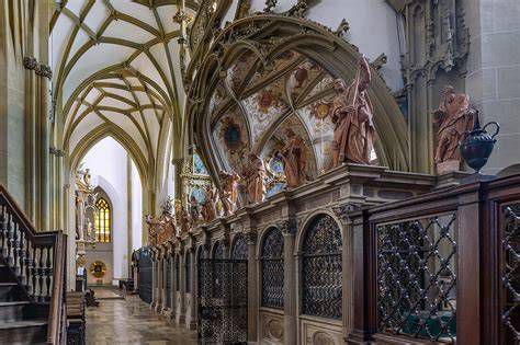 Innenraum mit Fries und Arkaden der Basilika