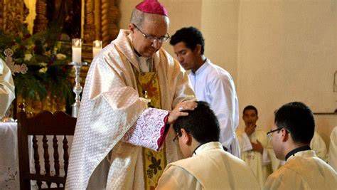 Imposición de manos en una ordenación sacerdotal