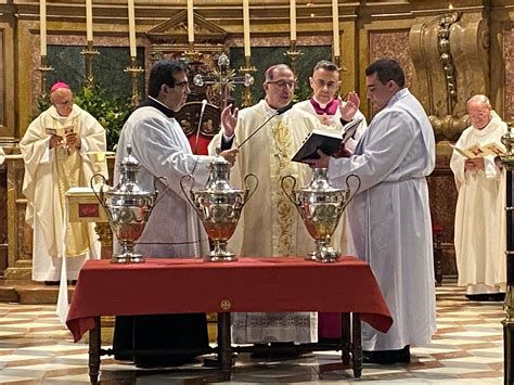Sacerdotes en la celebración de la Santa Misa en Ibiza