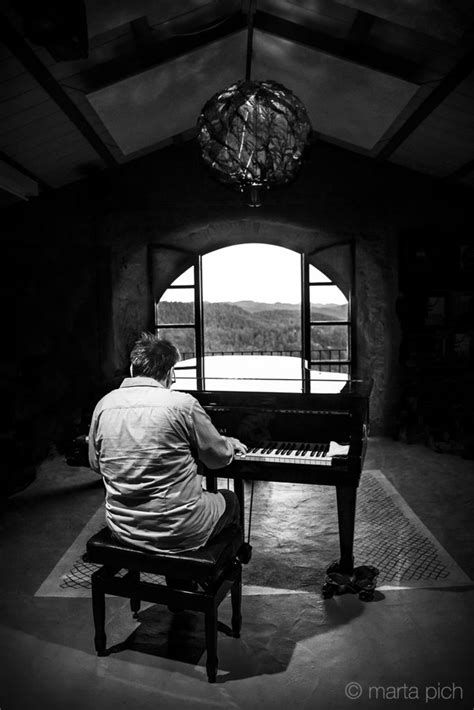 Carles Cases composing at piano - фото з саундтрек-сесії