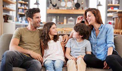 familia sentada conversando en sala, diálogo entre padres y pareja
