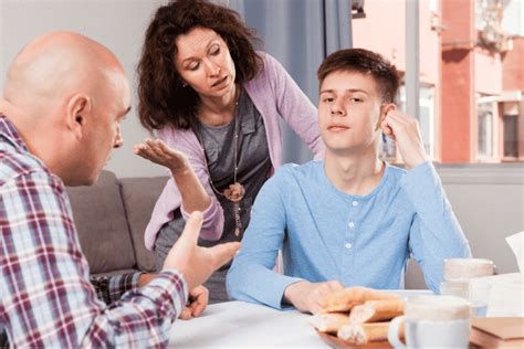 padre conversando con adolescente en cocina, límites y escucha