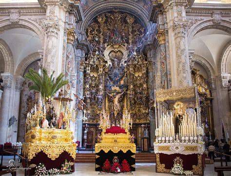 Fachada de la sede de la hermandad y elementos devocionales