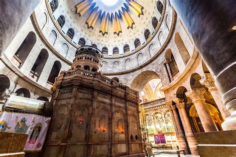 Interior de la Basílica del Santo Sepulcro con la cúpula y las capillas laterales