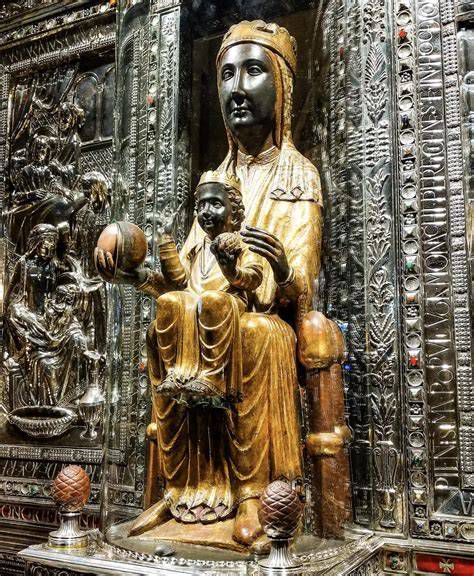 Imagen de la Virgen de Montserrat en la basílica de Montserrat
