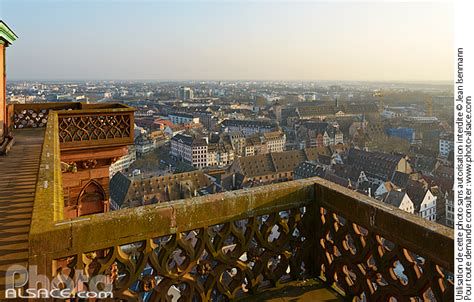 Vue panoramique depuis la plateforme de la cathédrale de Strasbourg vers La Petite France et toits de la ville