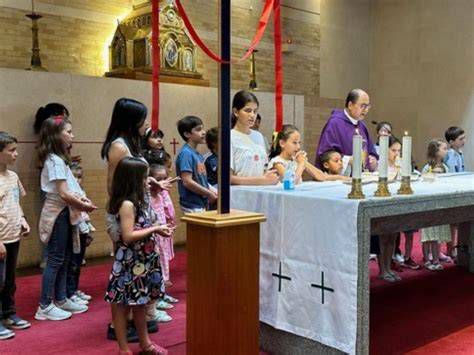 Niños cantando y participando en la misa