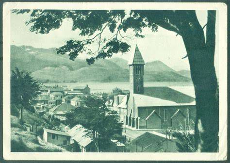 Iglesia parroquial española de los años 30 con feligreses y entorno urbano