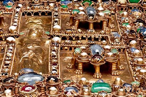 Detalle de orfebrería en custodia con gemas