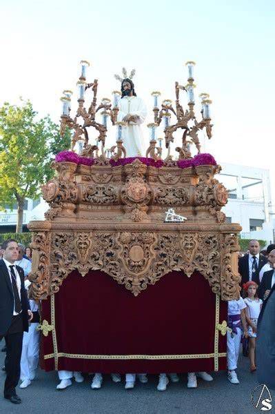 Paso de Nuestro Padre Jesús Cautivo siendo cargado a costal en la procesión