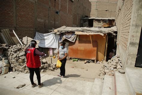Voluntarios trabajando junto a personas en situación de vulnerabilidad
