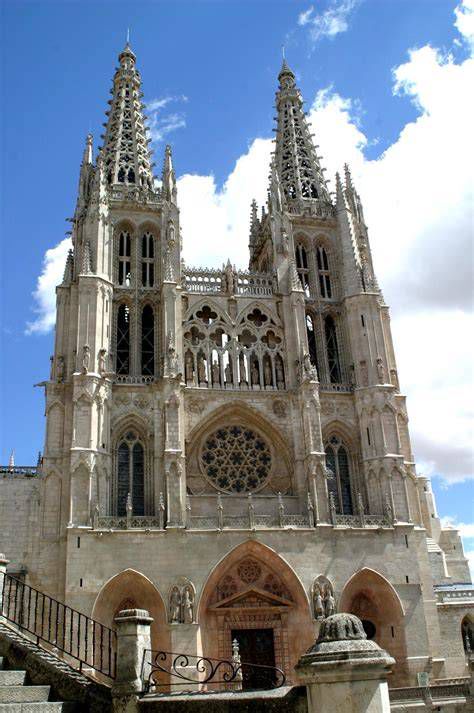 Fotografía: fachada gótica de la iglesia de San Jerónimo