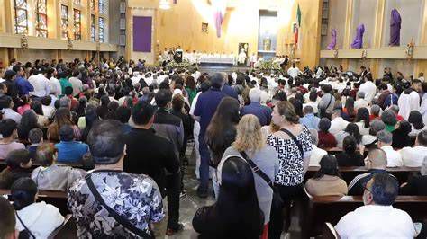 Interior de una catedral con sacerdotes y fieles durante un funeral