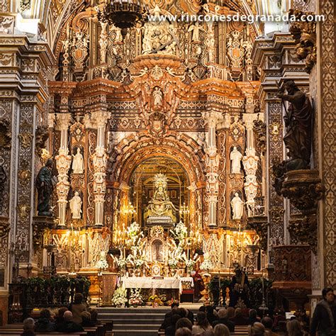 Basílica de Nuestra Señora de las Angustias en Granada adornada para la festividad