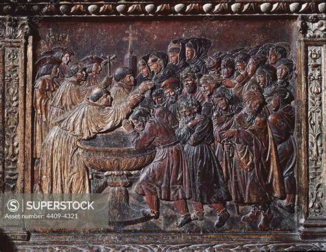 Relieve polícromo de Felipe Bigarny mostrando bautismo de moriscos en Capilla Real