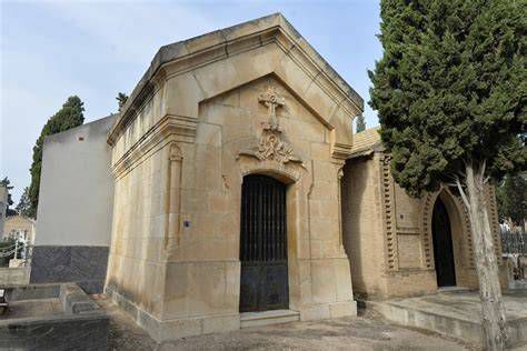 portada neoclásica y panteones del cementerio parroquial de Teror