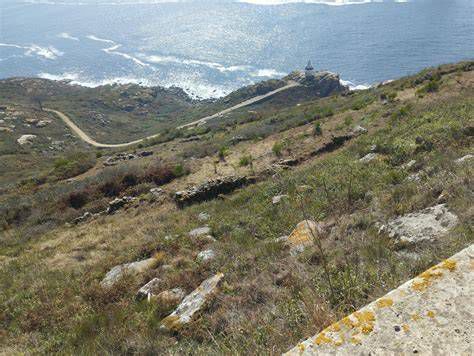 Fotografía antigua de accesos a las contraminas en la ladera de la playa de Santa María