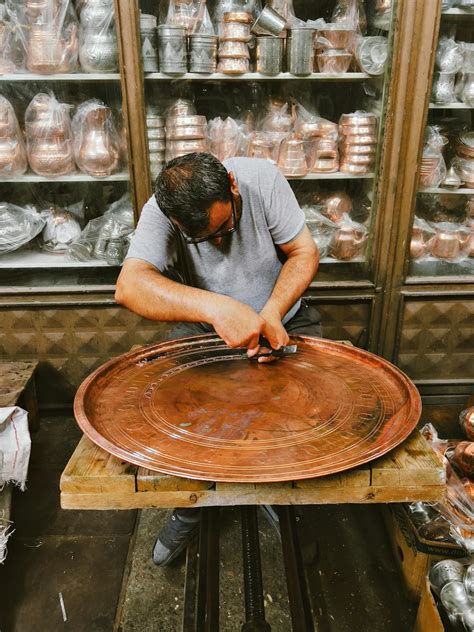 Artesano trabajando cobre en Guadalupe