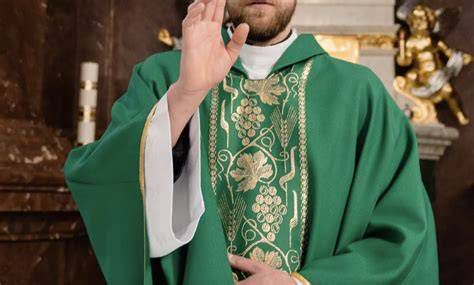 Retrato de un sacerdote jesuita dialogando con fieles en una sacristía