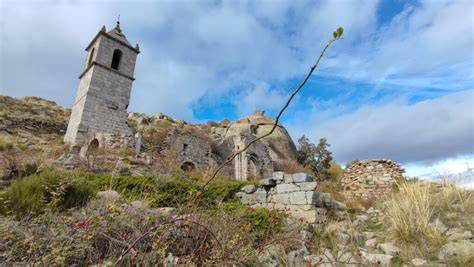 Ermita de Nuestra Señora del Risco y paisaje rojizo de la sierra