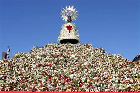Ofrenda de flores en la plaza del Pilar