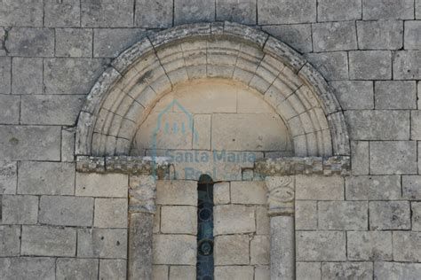 Alzado de la fachada austera con arco de medio punto y torre adosada