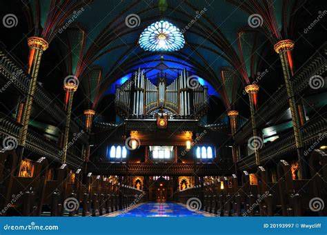 Órgano histórico y estatuas dentro de la basílica