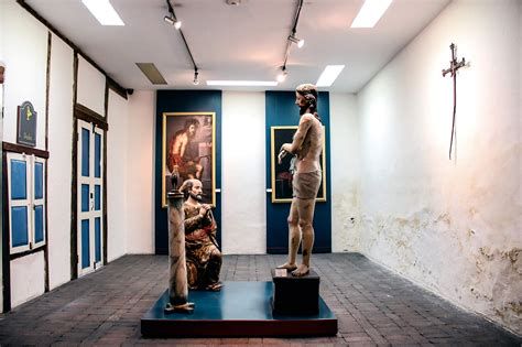 Arte religioso y pinturas históricas del interior de San Juan Bautista