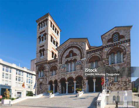 Fachada neobizantina de iglesia jesuita con mosaico en el tímpano
