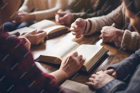 Mujeres leyendo la Biblia y orando en comunidad