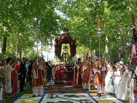 Procesión de Corpus con Custodia y fieles