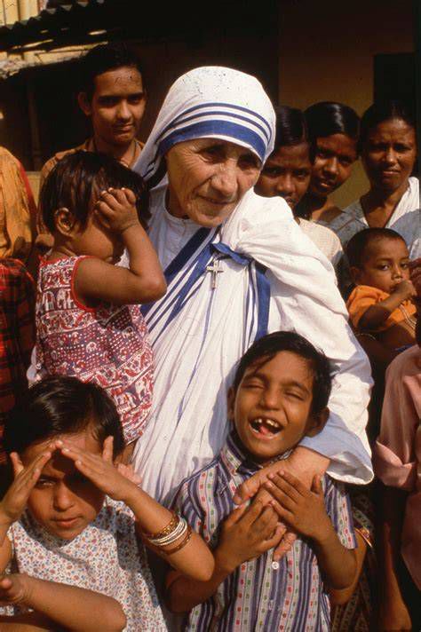 Fotografía histórica de Madre Teresa con niños en Calcuta
