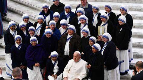 Madre Teresa en Calcuta con las Misioneras de la Caridad