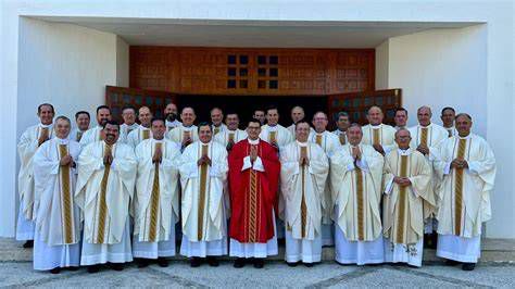 Fotografía grupal de sacerdotes en ceremonia de nombramientos