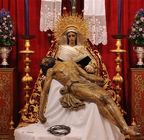 Virgen de la Piedad con vestimenta tradicional negra y mantilla
