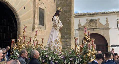 Detalle de vestimenta y símbolos en una procesión de Semana Santa
