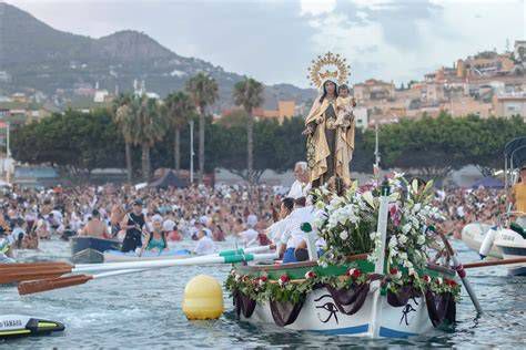 procesión marítima de la Virgen del Carmen con flota acompañante