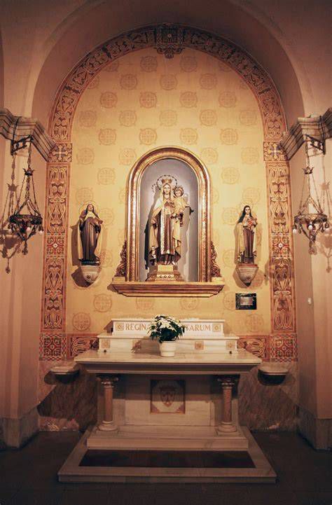 capilla naval con altar a la Virgen del Carmen