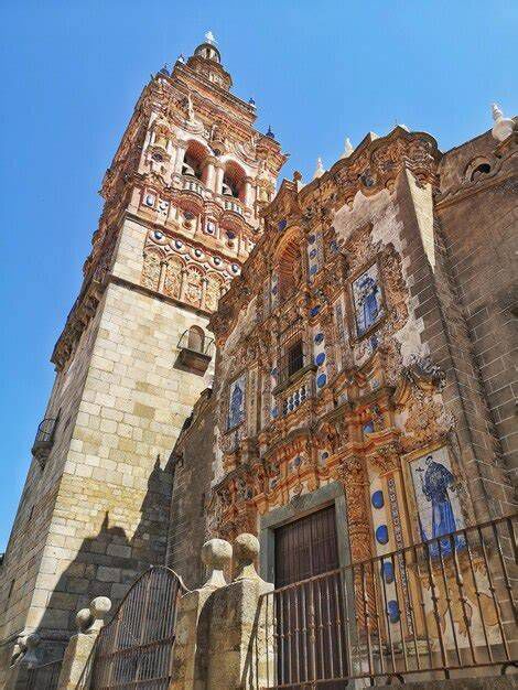 Fachada e iglesia de San Bartolomé con tejas azules