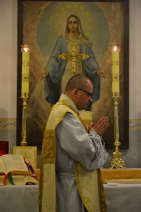 Ícono representativo: Sacerdote casado oficiando Misa