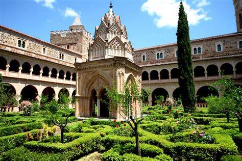 Monasterio de Guadalupe en Cáceres - fachada y talla de la Virgen