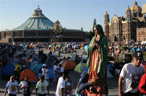 Peregrinos en la Basílica de Guadalupe - ofrendas y velas