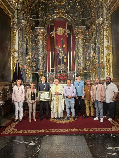hermano imponiendo medalla de hermandad en culto
