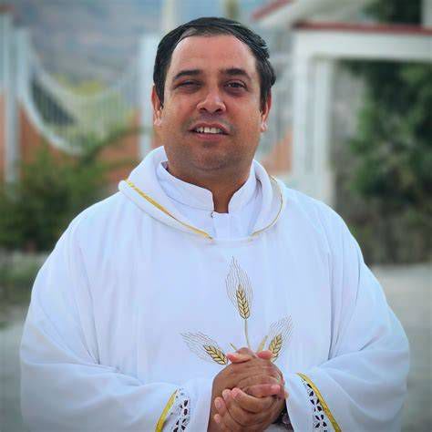 Fotografía del Padre José Manuel Daza celebrando misa en una parroquia