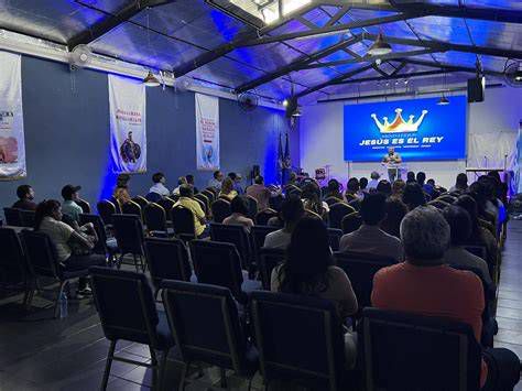 Ministerio Rey Jesús: Reunión y prédica en iglesia ecuatoriana