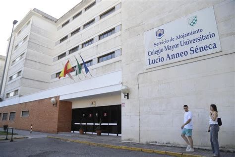 fachada y alumnado del Colegio Séneca