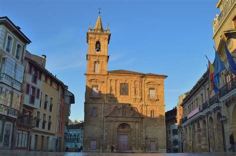 Fachada barroca de la Parroquia de San Isidoro el Real en Oviedo