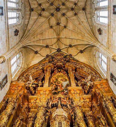 Interior de una iglesia parroquial de Oviedo con retablos barrocos y elementos originales restaurados